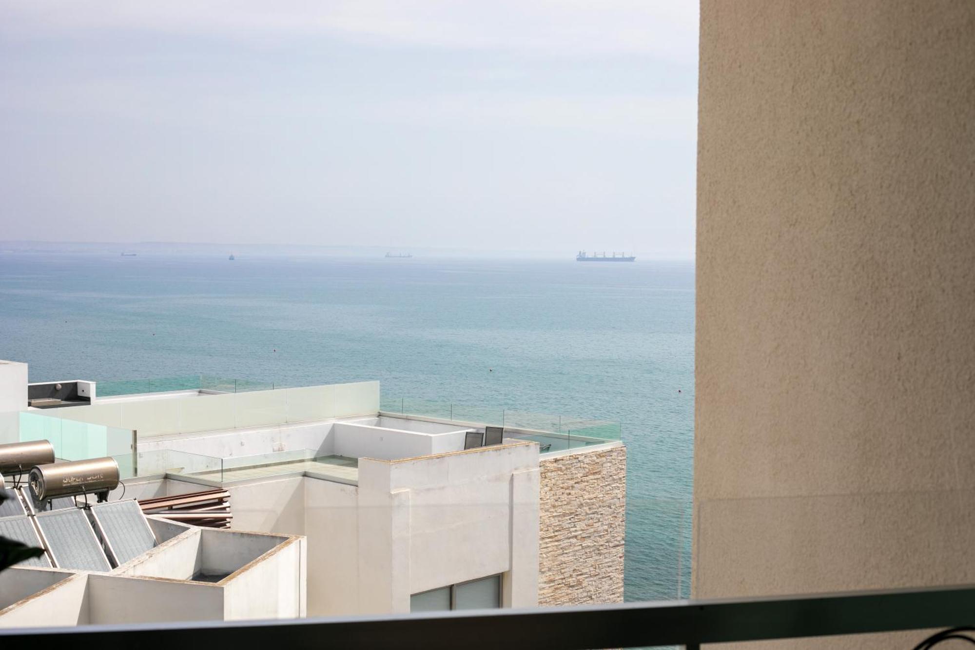 Palmove Luxurious Beachfront Apt Λάρνακα Εξωτερικό φωτογραφία