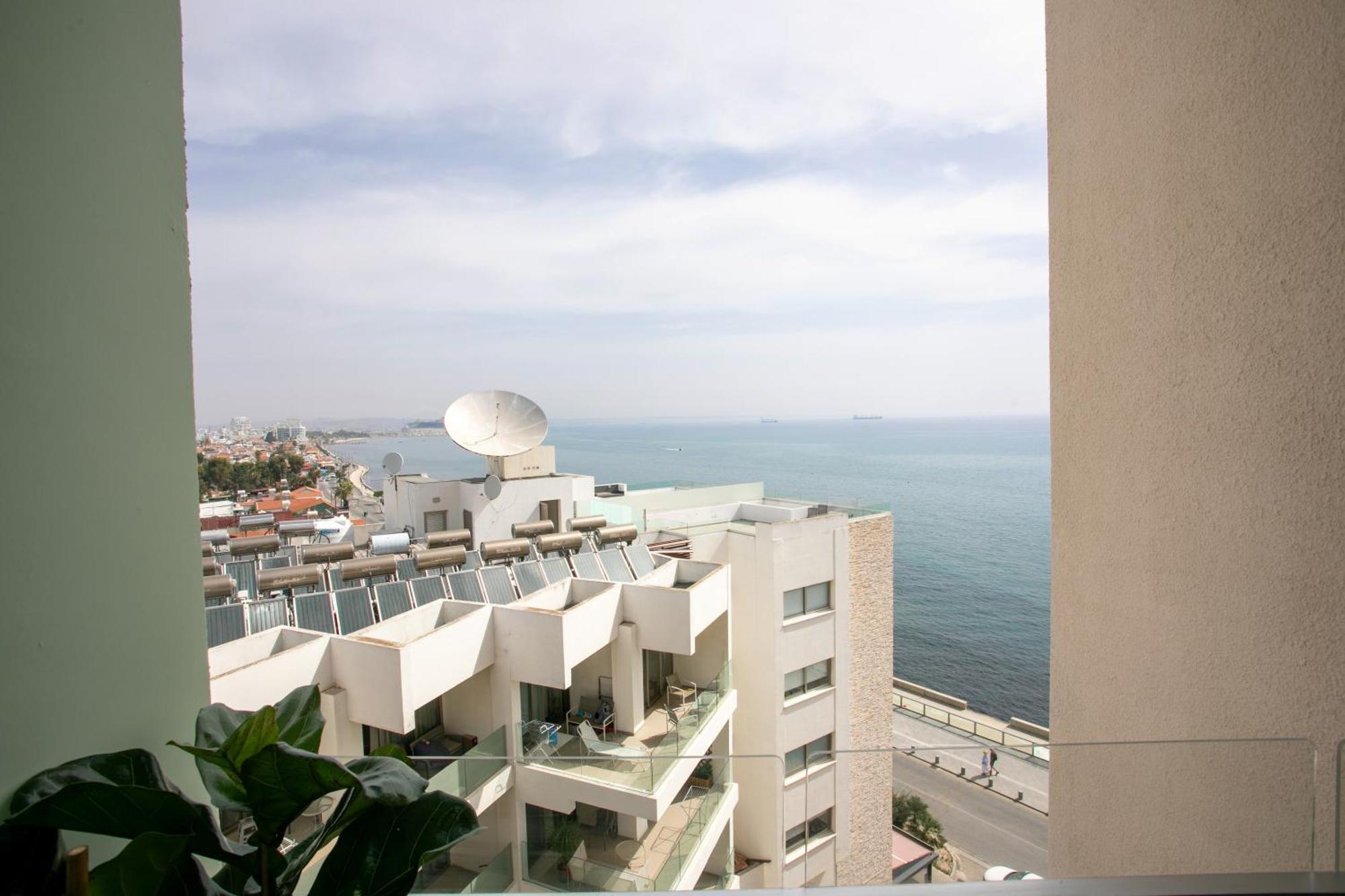 Palmove Luxurious Beachfront Apt Λάρνακα Εξωτερικό φωτογραφία