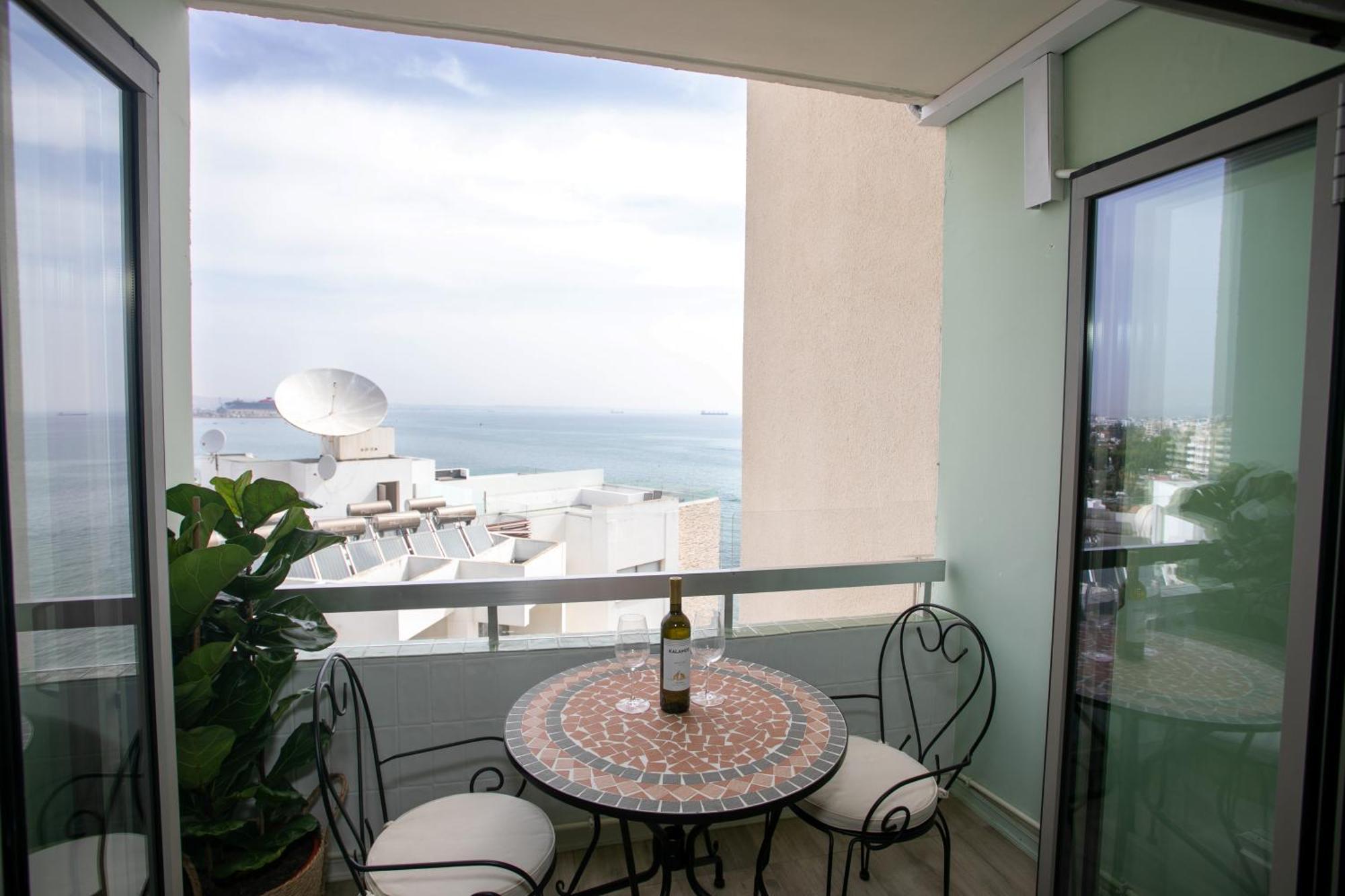 Palmove Luxurious Beachfront Apt Λάρνακα Εξωτερικό φωτογραφία