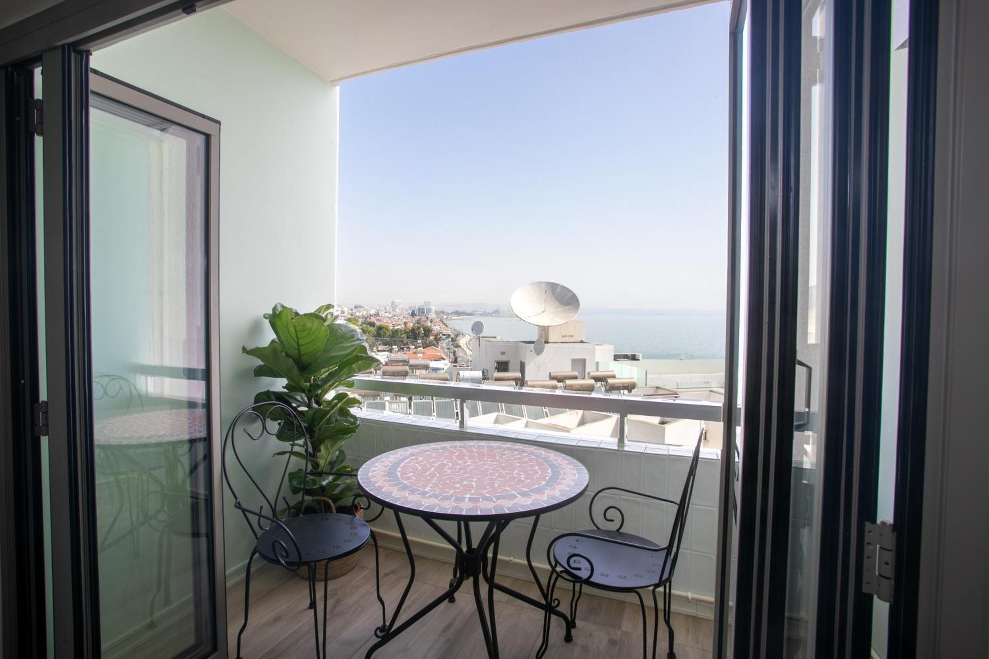 Palmove Luxurious Beachfront Apt Λάρνακα Εξωτερικό φωτογραφία